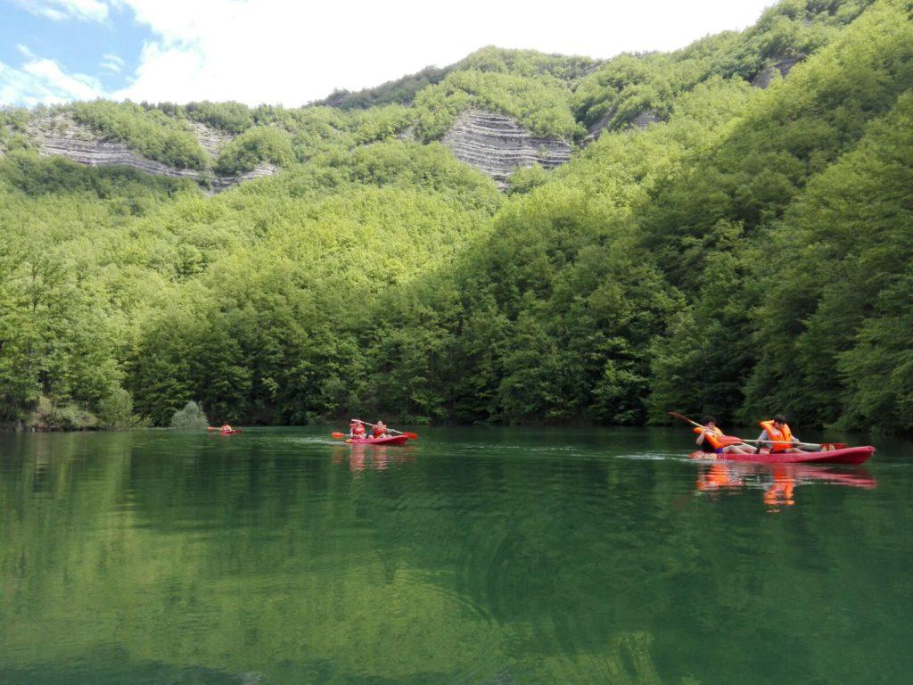 Gruppo di canoe sul lago di Ridracoli al tramonto