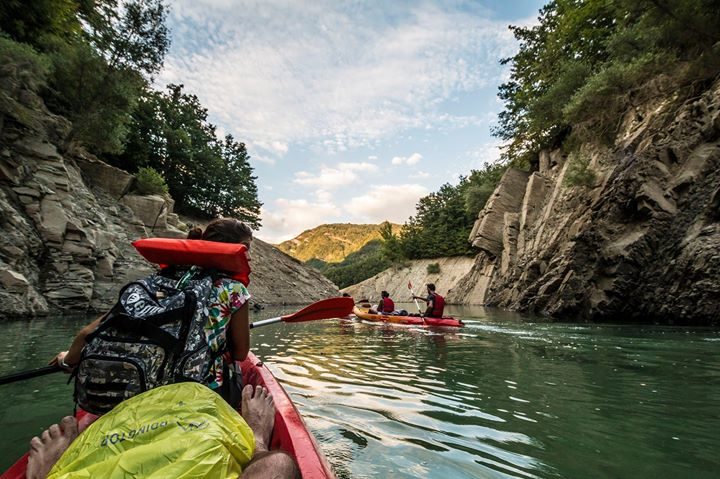 Panorama del lago di Ridracoli con il battello elettrico
