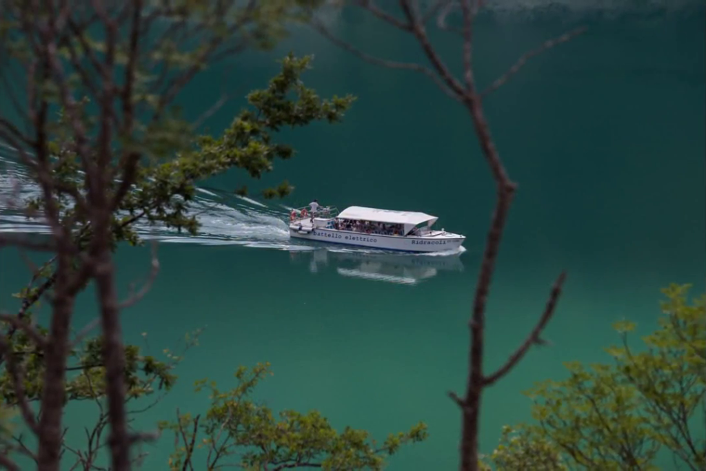 Battello elettrico sul lago di Ridracoli con visitatori a bordo